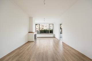 <p><strong>Gelijkvloers 2-slaapkamerappartement met terras en private garagebox te Merksem</strong></p><p> </p><p><strong>Troeven:</strong></p><ul><li><p><strong>Gelijkvloers comfort:</strong> Zonder trappen of lift direct toegankelijk.</p></li><li><p><strong>Inclusief garagebox:</strong> Geen parkeerstress dankzij een eigen afgesloten garagebox.</p></li><li><p><strong>100% Instapklaar: </strong>Recent opgefrist.</p></li><li><p><strong>Praktische indeling:</strong> 2 slaapkamerruimtes, ruime hal en handige berging.</p></li><li><p><strong>Uitstekende locatie:</strong> Gelegen aan de Lambrechtshoekenlaan nabij openbaar vervoer, winkels en belangrijke invalswegen.</p><p> </p></li></ul><p><strong>Beschrijving:</strong> Aan de Lambrechtshoekenlaan te Merksem bieden wij dit praktisch ingedeelde gelijkvloers appartement aan. Dit pand combineert een comfortabele indeling met het grote pluspunt van een private garagebox achteraan het gebouw.</p><p> </p><p>U betreedt het appartement via de ruime inkomhal die toegang biedt tot alle vertrekken. De royale woonkamer heeft dankzij de grote raampartijen aan de voorzijde een aangename lichtinval. Aansluitend bevindt zich de ingerichte keuken.</p><p> </p><p>Aan de rustige achterzijde bevinden zich de slaapkamers, met een directe toegang tot een buitenplek. De badkamer is uitgerust met een comfortabele inloopdouche en een modern wastafelmeubel. Verder beschikt het appartement over een apart toilet en een praktische inpandige berging.</p><p> </p><p>Als absolute meerwaarde hoort bij dit appartement een private, afgesloten garagebox op het terrein. Deze is verplicht mee aan te kopen voor 25.000 €.</p>