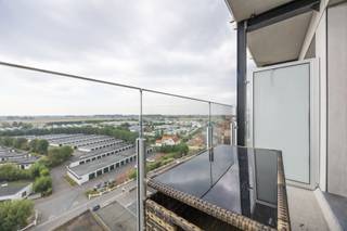 Gemeubelde studio met zonnig terras en open zicht op de Polders<br /><br />Deze verzorgde en gemeubelde studio bevindt zich op de zesde verdieping, aan de rustige achterzijde en zonnekant van Residentie Park. Dankzij de hoge ligging geniet u er van een mooi, open uitzicht over de Polders.<br /><br />De studio omvat een lichtrijke woonkamer met open keuken, een badkamer met douche, lavabo en toilet, en een aangenaam terras aan de zonnekant. Een private kelderberging is inbegrepen in de verkoop.<br /><br />Ideaal gelegen op wandelafstand van winkels, horeca, de zeedijk en het strand. De perfecte uitvalsbasis voor wie op zoek is naar een aangenaam tweede verblijf aan zee.