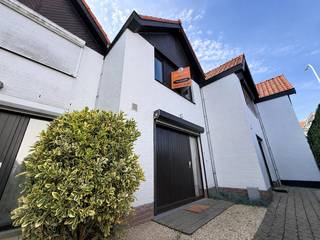 Deze instapklare (vakantie)woning is rustig gelegen in het domein Vierbarke, op een topligging tussen de vaargeul en het strand van Nieuwpoort-Bad. Hier geniet u van een aangename woonomgeving, vlak bij de wandelpromenade, de jachthaven en alle voorzieningen.<br />De woning omvat een inkomhal met apart toilet, een gezellige en lichtrijke woonkamer met open keuken, een praktische berging en een aangenaam terras. Op de bovenverdieping bevinden zich twee slaapkamers en een badkamer voorzien van een ligbad en wastafel. Bovendien beschikt de woning over een privatieve autostaanplaats in genotsrecht.<br />De combinatie van de gunstige ligging, de praktische indeling en de mogelijkheid tot permanente bewoning maakt deze woning bijzonder interessant als vaste woonst, tweede verblijf of investering.
