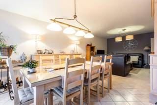 Bent u op zoek naar een instapklaar appartement met tuin in Brasschaat? Dan is dit gelijkvloers appartement misschien wel ideaal voor u.Dit...