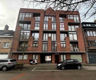 Totaal gerenoveerde studio gelegen in het Westerkwartier. Er is een ruime lichtrijke living met nieuwe keuken. De keuken heeft een elektrisch fornuis en dampkap. Een frigo kan geplaatst worden indien gewenst. De badkamer heeft een ligbad, lavabomeubel en toilet. Kelder en fietsenberging aanwezig. De onkosten voor de algemene delen is € 50/maand. De studio is onmiddellijk vrij. Vraag gerust een bezoekje aan. 