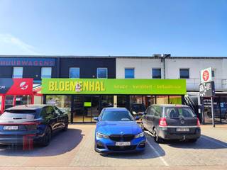 Dit fantastisch gelegen handelspand van 410 m², bevindt zich op een uitstekende locatie langs de Koningin Astridlaan, nabij o.a. Delhaize, Hubo...