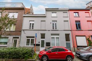 Een bezoekmoment aanvragen kan via onze website: https://vicusvastgoed.be/nl/te-huur .<br />Ga naar het respectievelijke pand en klik op ‘bezoek aanvragen’.<br />Na het invullen van ‘mijn huurprofiel’ koppelen wij spoedig terug.<br /><br />Niet bellen!<br />Mobiscore: 9,5/10<br /><br />Deze lichtrijke recent gerenoveerde woning is prachtig gelegen in een rustige omgeving vlakbij de Coupure en op wandelafstand van het historisch centrum. Alle nodige voorzieningen zoals winkels, horeca en recreatiemogelijkheden zijn binnen handbereik. Er is tevens een vlotte aansluiting met de kleine ring. Hier geniet u van zowel rust als van een uitstekende bereikbaarheid, kortom een toplocatie!<br /><br />Bij het betreden van de studio komt u terecht in een lichtrijke leefruimte. Aan de ene zijde bevindt zich de volledig uitgeruste open keuken, voorzien van alle nodige toestellen en ruimte voor een eetplaats. Aan de andere zijde is er een knus en functioneel zitgedeelte dat flexibel ingericht kan worden. De aparte, afsluitbare slaapkamer biedt voldoende rust en privacy en grenst aan een moderne badkamer met douche, wastafel en toilet. Verder is er nog een praktische berging met aansluiting voor een wasmachine en extra opbergruimte.<br /><br />HUURPRIJS: 895<br />Gemeenschappelijke kost: 15 euro voorschot.