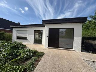 Ruime, volledig gerenoveerde bungalow in een rustige en groene omgeving te Oostende<br /><br />Op zoek naar een ruime gezinswoning waar rust, comfort en ruimte centraal staan? Deze mooie bungalowwoning is gelegen in een bijzonder rustige en aangename buurt van Oostende, omringd door een groene omgeving en voorzien van een leuke tuin.<br /><br />De woning werd recent volledig gerenoveerd en biedt dankzij de gelijkvloerse indeling en royale ruimtes een bijzonder aangenaam wooncomfort.<br /><br />Bij het binnenkomen valt meteen de ruime inkomhal op, voorzien van een apart gastentoilet en aparte berging. De woning beschikt over een zeer ruime leefruimte, waar veel natuurlijk licht en gezelligheid samenkomen. Aansluitend bevindt zich de moderne, volledig vernieuwde keuken, praktisch ingericht en voorzien van hedendaags comfort.<br /><br />De bungalow beschikt over maar liefst twee badkamers, wat een groot pluspunt is voor een gezin of wie extra comfort en privacy wenst.<br /><br />Buiten geniet je van een aangename en leuke tuin, ideaal om te ontspannen, kinderen te laten spelen of gezellig te tafelen met familie en vrienden.<br /><br />Dankzij de combinatie van de ruime leefruimtes, recente totaalrenovatie, twee badkamers, moderne keuken en rustige groene ligging is dit een bijzonder interessante gezinswoning voor wie comfortabel en rustig wil wonen in Oostende.<br /><br />