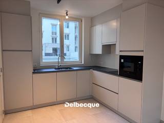 Lichtrijke en energiezuinige nieuwbouwwoning in het prachtige project Boevrie, uitstekend gelegen op wandelafstand van het centrum en het station. De woning combineert een moderne afwerking met veel ruimte, comfort en een rustige ligging aan een groen binnenplein.<br /><br /> Bij het binnenkomen beschikt de woning over een inkomhal met gastentoilet en een praktische berging. De lichtrijke leefruimte sluit naadloos aan op de open, volledig ingerichte keuken. Dankzij de grote raampartijen geniet u hier van een aangename hoeveelheid natuurlijk licht en een mooi zicht op het terras en de tuin. In de leefruimte en keuken is bovendien een moderne rail met verlichting voorzien.<br /><br /> Op de eerste verdieping bevinden zich twee slaapkamers, een badkamer met dubbel lavabomeubel, toilet en ruime inloopdouche, evenals een praktische berging met aansluitingen voor wasmachine en droogkast.<br /><br /> De tweede verdieping biedt een bijzonder ruime derde slaapkamer van maar liefst 27 m², aangevuld met een aparte berging. Deze verdieping vormt een mooie, veelzijdige ruimte met tal van mogelijkheden.<br /><br /> De woning wordt volledig geschilderd en is bijgevolg instapklaar. De vele raampartijen zorgen doorheen de hele woning voor een bijzonder aangename lichtinval. De rustige ligging aan het groene binnenplein biedt bovendien een aangename woonomgeving, terwijl het centrum en het station op wandelafstand bereikbaar zijn.<br /><br /> Een bijkomende troef is de ondergrondse autostaanplaats, voorzien van een laadpaal.<br /><br /> EPB in opmaak.<br />.