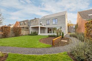 Ontdek deze prachtige energiezuinige woning die comfort en stijl perfect combineert! <br />Met een bewoonbare oppervlakte van 221 m² en een perceel van 489 m², biedt dit huis alles wat een gezin nodig heeft: ruimte, licht en een warme sfeer.<br />Volledig gerenoveerd en gelegen op slechts 2km van de E34 Turnhout, Herentals, Antwerpen.<br /><br />BTW 6% MOGELIJK.<br /><br />• Kelder (11 m²):<br />- Opslagruimte<br /><br />• Gelijkvloers:<br />⁠- Inkomhal / trappenhal<br />⁠- Gastentoilet<br />⁠- Leefruimte<br />⁠- Open keuken<br />⁠- Aansluitende berging / wasruimte<br />⁠- Inpandige garage<br /><br />• 1ste verdieping:<br />⁠- Nachthal / overloop<br />⁠- Slaapkamer 1 (15 m²)<br />⁠- Slaapkamer 2 (15 m²)<br />⁠- Slaapkamer 3 met inloopdressing ensuite<br />⁠- Badkamer<br /><br />• 2de verdieping:<br />- Multifunctionele ruimte (25 m²)<br />⁠- Badkamer<br />⁠- Toilet<br />⁠- Technische ruimte<br /><br />Bijzonderheden:<br />⁠- Vloerverwarming met warmtepomp<br />- Zonnepanelen met mogelijkheid aansluiten batterij<br />- Volledig geschilderd en instapklaar<br />- Overdekt terras en aangelegde tuin<br /><br />Mis deze kans niet! Plan snel je bezoek en ontdek deze ruime woning zelf.<br />0474 34 43 00<br />bart.gerardi@albert.immo<br />www.albert.immo