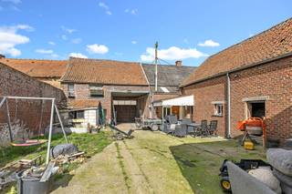 <p>Op een uitstekende ligging in Eichem, deelgemeente van Ninove, bevindt zich deze <strong>charmante landelijke eigendom met enorm veel potentieel</strong>, gelegen op een ruim perceel van maar liefst<strong> 44 a 10 ca</strong>. Ideaal voor renovatieproject, dierenliefhebbers of wie op zoek is naar wonen met ruimte en bijgebouwen. <strong>Hier geniet u van rust, ruimte en een groene omgeving</strong>, terwijl het centrum van Ninove zich op slechts enkele minuten bevindt. De woning zelf biedt<strong> een solide basis en kan volledig naar eigen smaak en wensen gerenoveerd worden.</strong> Op het gelijkvloers vindt u een gezellige leefruimte met een salon en een eetplaats, een keuken,<strong> een veranda</strong>, badkamer en berging. Op de verdieping bevinden zich een nachthal en <strong>drie slaapkamers</strong>. De aanwezige zolder biedt bovendien de mogelijkheid om extra kamers te creëren. Wat deze eigendom echt uniek maakt, zijn de<strong> talrijke bijgebouwen en de buitenruimte</strong>. Zo beschikt u over een binnenplaats, een ruime schuur en verschillende stallingen die zich perfect lenen voor opslag, een zelfstandige activiteit, hobby’s of het houden van dieren. De<strong> twee aansluitende weides</strong> maken het plaatje compleet en zorgen voor een uitzonderlijk gevoel van vrijheid en mogelijkheden.</p>
