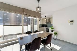 <p><span><strong>TE KOOP: Recent 2-slaapkamerappartement in het centrum van Heusden!</strong></span><br /><span>Welkom in dit recente en hoogwaardig afgewerkte appartement, gelegen op een uitstekende locatie pal in het centrum van Heusden!</span><br /><span>Een bijzondere troef van dit appartement is de privatieve toegang op het gelijkvloers. Het appartement is zowel via de straatzijde als via de achterzijde van het gebouw toegankelijk. Beide toegangen komen uit in een eigen inkomhal, waardoor u niet rechtstreeks in de woonvertrekken binnenkomt. Op het gelijkvloers bevindt zich bovendien een praktische berging. Via de trap bereikt u vervolgens de woonverdieping op de eerste verdieping.</span><br /><span>Hier komt u terecht in een ruime en lichtrijke leefruimte met open keuken. Dankzij de aangename indeling, de grote hoeveelheid natuurlijk licht en de hoogwaardige afwerking vormt deze ruimte het hart van het appartement. Aansluitend bevindt zich een praktische berging/wasruimte die voor bijkomende opslagruimte zorgt.</span><br /><span>Verder beschikt het appartement over twee ruime slaapkamers en een comfortabele badkamer, uitgerust met zowel een ligbad als een inloopdouche. Daarnaast is er een afzonderlijk gastentoilet.</span><br /><span>Het gezellige terras vormt een aangename buitenruimte waar u in alle rust kan genieten.</span><br /><span>Ook op het vlak van comfort en energiezuinigheid scoort het appartement goed. Zo beschikt het over een gunstig EPC-label B, een ventilatiesysteem C en een energiezuinige condensatieketel op aardgas.</span><br /><span>Tot slot beschikt het appartement over een overdekte autostaanplaats, zodat u steeds over een vaste parkeerplaats beschikt.</span><br /><span><strong>Ligging:</strong></span><br /><span>Het appartement is gelegen aan de Waterleidingstraat, pal in het centrum van Heusden. Winkels, supermarkten, scholen, horeca en openbaar vervoer bevinden zich op korte afstand. Ook het station en de belangrijkste verbindingswegen zijn vlot bereikbaar.</span><br /><span><strong>Indeling:</strong></span><br /><span>Inkomhal, berging, ruime en lichtrijke leefruimte met open keuken, berging/wasruimte, apart toilet, badkamer met ligbad en inloopdouche, twee ruime slaapkamers en terras.</span><br /><span><strong>Troeven:</strong></span><br /><span>- Pal in het centrum van Heusden!</span><br /><span>- Recent en hoogwaardig afgewerkt appartement!</span><br /><span>- Gunstig EPC-label B!</span><br /><span>- Ventilatiesysteem C!</span><br /><span>- Energiezuinige condensatieketel op aardgas!</span><br /><span>- Twee ruime slaapkamers!</span><br /><span>- Badkamer met ligbad én inloopdouche!</span><br /><span>- Ruime en lichtrijke leefruimte met open keuken!</span><br /><span>- Gezellig terras!</span><br /><span>- Overdekte autostaanplaats!</span><br /><span>- Twee toegangsdeuren!</span><br /><span>- Winkels, horeca en openbaar vervoer op korte afstand!</span><br /><span><strong>EPC B met certificaatnummer 20260810-0003930803-RES-1</strong></span><br /><span><strong>G-score: A</strong></span><br /><span><strong>P-score: C</strong></span><br /><span><strong>Stedenbouwkundige info: woongebied – bouwvergunning – geen voorkooprecht</strong></span></p>