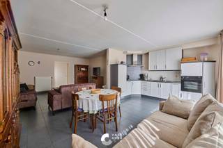 Nabij Helchteren centrum vind je dit recente gelijkvloers appartement uit 2004 met ondergrondse berging, autostaanplaats en een zuidegerichte terras + tuin van 34m2<br /><br />Op het gelijkvloers bevindt zicht een zeer ruime zuidgerichte woonkamer met ingebouwde keuken van maar liefst 40 m2. Vanuit de woonkamer kom je rechtstreeks uit op het terras en de lichtrijke tuin. Een gang leidt naar de berging/technische ruimte, badkamer en ruime slaapkamer van 13m2<br /><br />Je auto en fietsen kan je gemakkelijk kwijt in de ondergrondse autostaanplaats, hier is ook nog een aparte kelderberging.<br /><br />Dit pand is bijzonder interessant als je nabij Helchteren centrum wil wonen, vlakbij supermarkten en openbaar vervoer. Ook ontsluiting richting Oudsbergen en E314 is gemakkelijk. En vergeet een klein terras als je in de tuin zit van 34m2 die je nog zelf kan inrichten.<br /><br />Interesse in dit appartement? Contacteer ons en we helpen je graag dichtblij verder !