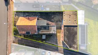 Ontdek deze ruime open bebouwing met tal van mogelijkheden, ideaal voor wie op zoek is naar een veelzijdige woning op een zeer aangename locatie. De woning beschikt over een dubbele oprit en biedt volop potentieel voor renovatie en aanpassing naar eigen wensen.<br /><br />Binnen vindt u een ruime keuken, een grote leefruimte en voldoende bergruimte. Er is een aparte werk- of bureauruimte, een praktische wasplaats, en maar liefst drie slaapkamers. De zolder biedt extra gebruiksruimte voor opslag of uitbreiding. De woning wordt verwarmd op zowel gas als elektriciteit, wat flexibiliteit biedt.<br /><br />Achteraan het perceel bevindt zich een magazijn van circa 100 m² met een hoge poort, ideaal voor opslag of hobbyactiviteiten. De drijfkracht is aanwezig, wat bijkomende mogelijkheden biedt voor diverse toepassingen.<br /><br />Deze eigendom vormt een topinvestering dankzij de combinatie van ruimte, mogelijkheden en de gunstige ligging in Temse. Mis deze kans niet om uw ideale project of droomwoning te realiseren!