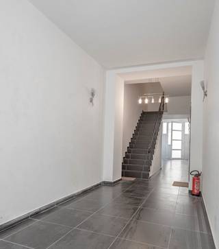 <p><strong>Instapklaar appartement met 3 slaapkamers en 2 badkamers ! </strong><br /><br />Ontdek dit uitzonderlijk authentieke appartement in een statig herenhuis, waar karakter en hedendaags comfort harmonieus samenkomen.<br />Gelegen in een kleinschalige en uitstekend onderhouden mede-eigendom, werd het appartement in 2011 grondig gerenoveerd met respect voor de authentieke elementen en het unieke karakter van het pand.<br /><br />Bij het betreden van het appartement komt u in een inkomhal met apart toilet, die u verder leidt naar de open, volledig ingerichte keuken en de bijzonder ruime, lichtrijke leefruimte. De grote raampartijen zorgen voor een overvloed aan natuurlijk licht en benadrukken de warme sfeer, terwijl de authentieke parketvloer en charmante details het geheel een unieke uitstraling geven.</p>
<p>Het appartement beschikt over twee volwaardige slaapkamers, elk met een mezzanine. Daarnaast is er een extra bureauruimte/slaapkamer met mezzanine, ideaal als thuiswerkplek of hobbyruimte. Verder zijn er een badkamer, een douchekamer en een praktische berging voorzien.<br /><br />Ook is er een privatieve kelderruimte.</p>
<p>De ligging is een absolute troef: op een steenworp van Tour & Taxis, op wandelafstand van het L28-park en met een uitstekende bereikbaarheid dankzij nabijgelegen metro- en busverbindingen.</p>
Extra troeven:<br />
<ul>
<li>gunstig EPC (klasse D)</li>
<li>conforme elektrische keuring</li>
<li>recente gasketel (2026)</li>
<li>zeer lage gemeenschappelijke lasten</li>
</ul>
<p>Kortom, een unieke opportuniteit voor wie op zoek is naar een stijlvol appartement met karakter op een topligging.</p>
<p><strong>Interesse?</strong> Plan vandaag nog uw bezoek in via de website van Living Stone!</p>