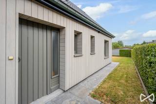 <span>Bent u op zoek naar een ruime huurwoning waar iedereen zijn eigen plek kan vinden? Deze verzorgde open bebouwing combineert een royale woonoppervlakte met een zonnige, aangename tuin en biedt maar liefst vier slaapkamers en twee badkamers.</span><br /><br /><span>Bij het binnenkomen wordt u verwelkomd in een ruime inkomhal met aansluitend een bezoekerstoilet. De woning beschikt over een aangename leefruimte en een aparte keuken, ideaal voor wie wonen en koken graag van elkaar gescheiden houdt.</span><br /><br /><span>Op het gelijkvloers bevinden zich bovendien twee slaapkamers en een badkamer, wat de woning bijzonder praktisch maakt voor gezinnen die graag deels gelijkvloers wonen. De inpandige garage zorgt voor extra comfort en bergruimte.</span><br /><span>De bovenverdieping biedt nog twee volwaardige slaapkamers en een tweede badkamer. Hierdoor beschikt de woning over een bijzonder flexibele indeling en voldoende privacy voor elk gezinslid.</span><br /><br /><span>Buiten geniet u van een ruime, zonrijke tuin, de ideale plek om te ontspannen of gezellig samen te genieten van mooie dagen.</span><br /><span>Een ruime en veelzijdige gezinswoning waar comfort en ruimte centraal staan.</span><br /><br /><span>Beschikbaar vanaf 16/09/2026. </span><br /><br /><span>Ontdek zelf de vele mogelijkheden die deze woning te bieden heeft en contacteer Stefanie op het nummer 055/59 50 10 of via e-mail: stefanie.browaeys@weinvest.be, voor een afspraak ter plaatse. </span>