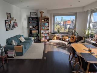 Dit appartement is gelegen op de 8e en hoogste verdieping van de Italiëlei 100. Door de hoge ligging heeft de woonkamer veel lichtinval en een open uitzicht over de Leien in de richting van het Eilandje.<br /><br />De leefruimte vormt één geheel met de open keuken, die functioneel en goed onderhouden is. Er is een ruime slaapkamer aanwezig met ingebouwde kast, aangevuld met een tweede slaapkamer met ingemaakte kast en een klein terras dat uitkijkt op het MAS. De badkamer is praktisch ingericht met ruimte voor een wasmachine en droogkast, het toilet is apart.<br /><br />Dankzij de nieuwe hoogrendement-ramen met dubbel glas en de hoge verdieping zit je hier (verrassend) rustig. Het gebouw beschikt over een conforme lift en een geïsoleerd dak. Met een EPC-label C is er geen renovatieverplichting en er geen grote gemeenschappelijke kosten gepland.<br /><br />Locatie: Zeer centraal gelegen op wandelafstand van de Rooseveltplaats, Ossenmarkt en het Centraal Station, met Velo-stations direct in de buurt. Een strategische basis voor eigen bewoning of investering.<br /><br />Stuur een berichtje voor een bezoek.