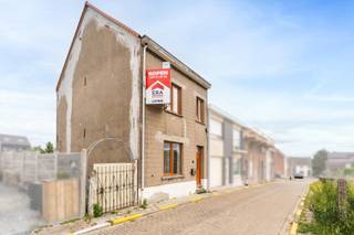 <p>Ben je op zoek naar een halfopen bebouwing met 3 slaapkamers en tuin in Denderleeuw? Gevonden!<br />Deze verzorgde woning is gelegen in een rustige, verkeersluwe straat en combineert ruimte, comfort en energiezuinigheid. Dankzij de reeds uitgevoerde energetische verbeteringen, waaronder gedeeltelijke driedubbele beglazing, een vernieuwd en geïsoleerd dak en een conforme elektrische installatie, ben je verzekerd van een woning die klaar is voor de toekomst.</p>
<p>Via de inkomhal met dubbele deur kom je terecht in de ruime en lichtrijke leefruimte, waar grote raampartijen zorgen voor een aangenaam zicht op de tuin. Aansluitend bevindt zich de instapklare keuken en de recent gerenoveerde badkamer, uitgerust met een moderne inloopdouche.</p>
<p>Op de eerste verdieping vind je twee bijzonder ruime en lichtrijke slaapkamers. Via een vaste trap bereik je vervolgens de tweede verdieping, waar een prachtige masterbedroom werd ingericht. Deze gerenoveerde ruimte beschikt bovendien over een eigen inloopdouche, wat zorgt voor extra comfort en een luxueus gevoel.</p>
<p>De aangename tuin vormt de ideale plek om in alle rust te genieten van zonnige dagen, terwijl de rustige ligging zorgt voor een aangename woonomgeving met een vlotte bereikbaarheid naar winkels, scholen en openbaar vervoer.</p>
<p>Ben jij op zoek naar een instapklare woning met drie slaapkamers, moderne afwerking en een rustige ligging in Denderleeuw? Contacteer ons vandaag nog voor een bezoek en ontdek zelf alle troeven van deze woning!</p>