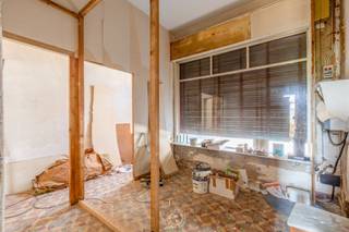 In een éénrichtingsstraat, vlak bij het station, winkels en scholen, vindt u deze te renoveren woning met een <strong>zuidgericht perceel</strong> en een <strong>ruime</strong>, <strong>aanpalende garagebox</strong>. Een pand met mooi potentieel voor wie op zoek is naar een project op een <strong>centrale locatie</strong>.<br /><br />De woning bestaat op het gelijkvloers uit een inkomhal met aansluitend een voorplaats en leefruimte. Achteraan bevinden zich de keuken, de badkamer en het terras, met daarnaast een praktische bergruimte en de ruime garage die bereikbaar is via de achterzijde van het perceel. Op de eerste verdieping zijn er drie volwaardige slaapkamers. De zolderverdieping is toegankelijk via een vaste trap en biedt de mogelijkheid om twee bijkomende kamers te creëren.<br /><br /><strong>De dubbele garagebox achteraan de tuin wordt bij voorkeur mee aangekocht aan € 35.000.</strong><br /><br />U kan een bezoek aanvragen via 03 502 98 74 of via lena@claves.be.<br /><br /><span>Renovatieverplichting van toepassing.<br />Consulteer voor meer informatie de website van het Vlaams Energie- en Klimaatagentschap via https://www.energiesparen.be/renovatieverplichting-residenti%C3%ABle-gebouwen-2025.</span>