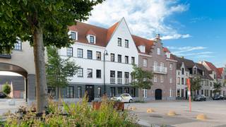 Recent gebouwd appartement met bouwjaar 2018, gelegen in de mooie verkaveling Heulebrug te Heist-aan-Zee, op wandelafstand van het centrum, van alle winkels en het strand. Perfect onderhouden appartement met twee volwaardige slaapkamers, twee badkamers en een extra breed zonneterras met een perfecte oriëntatie. Indien gewenst kan er een grote garagebox aangekocht worden in het gebouw. <br /><br />Energielabel A, blanco elektrische keuring, geen asbest en een residentie zonder zorgen. <br /><br />Ingedeeld als volgt: inkom met vestiaire, een zongerichte leefruimte met aansluitend een extra groot zonneterras, een open en ingerichte keuken voorzien van alle toestellen, bergruimte wasplaats, twee volwaardige slaapkamers telkens groot genoeg voor het plaatsen van een dubbel bed en twee badkamers waarvan één voorzien van ligbad en een tweede badkamer van inloopdouche. <br /><br />Het terras is zuidgericht en groot genoeg voor het plaatsen van een tafel/ligstoelen. In het gebouw kan een mooie brede garagebox aangekocht worden zonder verplichting. <br /><br />Het appartement is te bezichtigen na afspraak met Willem Cauwels op tel 050.89.27.70