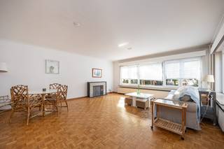 Op de eerste verdieping van een kleinschalig gebouw aan de Fruithoflaan in Berchem vinden we dit ruime appartement (101 m² volgens EPC) met bijzonder veel lichtinval. Mits enkele opfrissingswerken is dit de ideale thuis voor starters of een mooie opportuniteit voor investeerders.<br /><br />Bij het binnenkomen valt meteen de praktische indeling op. Vanuit de inkomhal heeft u toegang tot de ruime woonkamer, waar de parketvloer zorgt voor een warme uitstraling en de grote ramen veel natuurlijk licht binnenlaten. De aparte keuken is functioneel en nog in degelijke staat. Verder beschikt het appartement over een gastentoilet, een badkamer en drie kamers. De hoofdslaapkamer is ruim, de tweede slaapkamer eveneens volwaardig, terwijl de derde kamer (met balkon) perfect kan dienen als bureau, logeerkamer of dressing.<br />Een garagebox dient verplicht mee aangekocht te worden (€ 25.000) en garandeert u steeds een veilige parkeerplaats.<br /><br />Dankzij de ligging in de rustige, maar toch centrale Fruithoflaan woont u hier in een groene omgeving met alle voorzieningen vlakbij. Winkels, scholen en openbaar vervoer bevinden zich op wandelafstand, terwijl ook de belangrijkste wegen vlot bereikbaar zijn.<br />Dit appartement biedt een mooie kans voor wie op zoek is naar een lichtrijke ruimte dat volledig naar eigen smaak kan worden opgefrist.<br /><br />Voor verdere informatie of een bezichtiging mail info@wellimmo.net of tel 03 225 00 68.<br /> 