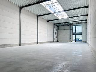 This brand new warehouse of almost 300 m² on the Zuiderdijk in Rijkevorsel is now available for rent. Located at an ideal location along the...