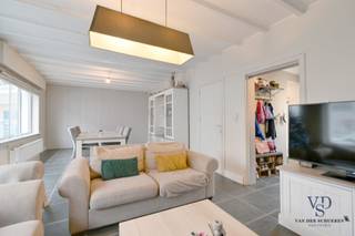 Deze ruime Half Open Bebouwing situeert zich langsheen de Zuidlaan in Munkzwalm, op wandelafstand van verschillende voorzieningen én het...