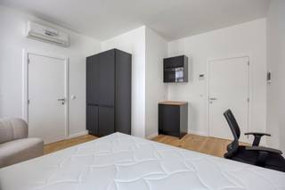 <span><strong>**Vraag uw brochure op/bezoek aan**</strong></span><br /><br />Residentie Jona is gelegen op de Leuvense stadsrand op een uiterst gunstige locatie, namelijk op de fietsdoorgang tussen de campussen situerende in centrum Leuven en de campussen gelegen in Heverlee en in de nabijheid van alle faciliteiten die een student nodig heeft. Zo bevindt sportkot zich op wandelafstand en zijn er allerlei KUL faculteiten in de buurt terug te vinden. <br /><br />De kleinschalige residentie biedt 7 hoogwaardige investeringsunits geschikt voor universiteitsstudenten, doctoraatstudenten en jonvolwassenen op zoek naar een comfortabele thuis. De units laten niets aan de verbeelding over en komen elk met privatief sanitair.<br /><br />Residentie Jona is het juiste adres voor een stabiele investering met onmiddellijk rendement!<br /><br /><strong><span>Interesse? Vraag je brochure op en plan uw bezoek in met onze Expert Investeringsvastgoed: jack@connect-immo.be of 0495 53 46 49</span></strong><br /><br />EPC label A/ 78 kWh/m2jaar - 3452551<br /><span>wche, gdv, gvkr, gvv<br /></span>