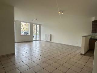 <p>Te huur: verzorgd gesloten appartement in het centrum van Veurne, op korte afstand van het treinstation en openbaar vervoer.</p>

<p> </p>

<p>Dit appartement aan de Nieuwpoortkeiweg biedt een comfortabele indeling met twee slaapkamers en een terras. Gelegen in een levendige buurt met winkels en voorzieningen op wandelafstand, geniet u hier van een centrale ligging, een energiezuinig EPC-label B en een praktische indeling.</p>

<p> </p>

<p>Belangrijkste ruimtes:<br />• Woonkamer met aangename lichtinval en toegang tot het terras<br />• Keuken met functionele opstelling<br />• Inkomhal met directe toegang tot de leefruimte<br />• Twee slaapkamers, ideaal voor gezin of koppel<br />• Badkamer met douche<br />• Apart toilet<br />• Berging met aansluiting voor wasmachine<br />• Terras voor buitenmomenten</p>

<p> </p>

<p>Troeven:<br />• Centrale ligging nabij station en openbaar vervoer<br />• Energiezuinig met EPC-label B<br />• Praktische indeling met berging en terras</p>

<p> </p>

<p>Neem vandaag nog contact op met je ERA-makelaar voor een bezoek.</p>

<p> </p>

<p>JOUW DROOMAPPARTEMENT. ZO GEVONDEN!</p>
