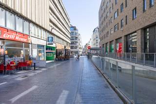 <ul>
<li><strong>Dubbele overdekte</strong> standplaats in Europacentrum - <strong>1e verdiep</strong></li>
<li><strong>Vaste plaats</strong></li>
<li>Zeer goed bereikbaar.</li>
</ul>