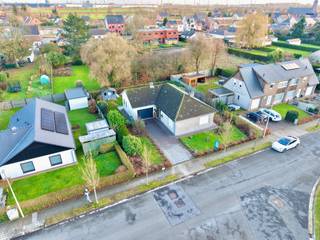 VERKOCHT - COMPROMIS IN OPMAAK!In de aangename kindvriendelijke woonwijk in Kluizen bevindt zich deze degelijk gebouwde, op te frissen open bebouwing...