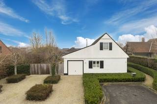 Huis te koop in Ieper met drie slaapkamers, garage en prachtige tuin. Deze alleenstaande woning te koop is gelegen in Ter Olmen 94 op 2km van...