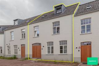 <p><span>Welkom bij dit nieuwbouw project “HOEVE PESSEMIER” </span></p><p><span> </span></p><p><span>In het hart van de stad Ronse op de oude site van een textielfabriek inclusief de hoeve en het woonerf rijst dit nieuwbouwproject uit de grond.</span></p><p><span> </span></p><p><span>In een eerste fase hebben we de oplevering van 12 woningen op de site, waarvan er reeds 9 verkocht zijn. Bekijk alvast de plannen per woning met 2, 3 of 4 slaapkamers. Is er een zolder dan kan deze ook worden ingericht als bijkomende kamer.</span></p><p><span> </span></p><p><span>De woningen worden afgewerkt met kwaliteitsvolle, duurzame materialen en voldoen aan alle comfort en de hoogste energie normen. In een volgende fase wordt de hoeve met 8 woningen opgeleverd.</span></p><p><span>Volgende entiteiten zijn beschikbaar:</span></p><ul><li><span>1 gezinswoning met 2 slaapkamers en private tuin met terras;</span></li><li><span>1 gezinswoning met 3 slaapkamers en private tuin met terras;</span></li><li><span>1 gezinswoning met 4 slaapkamers en private tuin met terras;</span></li></ul><p><span>Vooraan zijn autostaanplaatsen voorzien die apart kunnen aangekocht worden.</span></p><p><span> </span></p><p><span>Alle vermelde prijzen zijn steeds exclusief BTW en aankoopkosten.</span></p><p><span> </span></p>