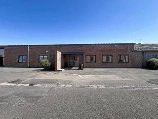 <u><strong>Benaderende bruto-AFMETINGEN: </strong></u><br />Polyvalente ruimte: 1.000m² <br />Gemeenschappelijke parkeerplaatsen.<br /><br /><u><strong>AFWERKING:</strong></u><br />Polyvalente ruimte (showroom, expositie, praktijkruimte, kantoor,...) - valse wanden - volledig moduleerbaar.<br />Heden ingericht als experience center voor nieuwe innovaties in de zorgsector.<br /><br /><u><strong>NUTSVOORZIENINGEN:</strong></u><br />Elektriciteit (3 x 400V - 63A) met tussenteller - waterteller - camerabewaking - gemeenschappelijke snelladers (10) en traagladers (2) op de site (Smappee).<br /><br /><strong><u>BESTEMMINGSMOGELIJKHEDEN</u></strong>:<br />Zone voor milieubelastende industrieën.<br />Opslag, overslag, productie, B2B, bewerking en verwerking van goederen.<br /><br /><u><strong>LIGGING:</strong></u><br />Nijverheidsstraat, aan de Europalaan (vlak aan de Poort tot Poperinge), ring Poperinge.<br /><br /><u>* Bijzonderheden:</u><br />- Onmiddellijk beschikbaar.<br />- Mogelijkheid om een magazijn (315m<sup>2</sup>) bij te huren.<br />- Vermelde prijzen zijn excl. onroerende voorheffing , voorschot elektriciteit, onderhoud groen en BTW.<br />- Onze referentie op <strong>www.centro.be</strong>: <strong>P0499-k</strong> of contacteer ons op <strong>050 70 01 02</strong>.