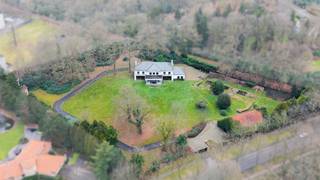 <p>Dit unieke perceel van maar liefst 11.979 m² is gelegen in de prestigieuze wijk “Vriesdonk” - beter bekend als de gouden driehoek van Brasschaat, een exclusieve villawijk die uitblinkt met zijn boomrijke lanen, aangename rust en een ongeëvenaarde levenskwaliteit! De imposante oprijlaan leidt je door het terrein langs de charmante hoeve en indrukwekkende duiventoren die afstammen van het historische kasteel dat hier ooit trots de omgeving sierde. In 2008 onderging de voornoemde hoeve een restauratie en werd de opmerkelijke villa uit de grond gestampt door Sels villabouw. Van zodra je binnenstapt word je verwelkomd in de gigantisch grote en zonnige leefruimte, waar royale raampartijen een zee van natuurlijk daglicht binnenlaten. Aansluitend vind je de strakke, moderne open keuken die werd voorzien van de meest duurzame materialen waaronder een stijlvol composieten werkblad. Het ganse jaar door geniet men van het adembenemende uitzicht op jouw eigen stukje groene oase dat bovendien werd ontworpen door Wirtz. Dit vanuit de gezellige veranda waar het heerlijk vertoeven is dankzij de aangename vloerverwarming én branders. Via de statige trap begeef je je op de eerste verdieping waar je maar liefst 3 slaapkamers terugvindt. De masterbedroom (52 m²) straalt pure luxe uit met zijn praktische, riante dressing en ensuite badkamer voorzien van een inloopdouche en dubbele lavabo. De overige twee slaapkamers (20,40 m² & 19,50 m²) delen een badkamer die eveneens werd uitgerust met oog op stijl en comfort. De toiletten zijn apart. Ten slotte heb je op de tweede verdieping een reusachtige zolder die je naar hartenwens kan invullen als ruimte voor jouw geliefde hobby’s, bureau, extra slaapkamer of simpelweg als opslagruimte. Ben jij klaar om verliefd te worden op deze bijzondere woning?</p>
<p><strong>Technische gegevens:</strong> Kruipruimte, wasruimte en dubbele garage van maar liefst 44 m² aanwezig. Ventilatie, airco en ingebouwde ledverlichting! Centrale verwarming op gas via een condenserende ketel, HR-beglazing in hout of pvc. Muren, vloeren en het dak werd geïsoleerd. De villa ligt 1,80 meter hoger dan de straat.</p>
<p><strong>Stedenbouwkundige inlichtingen en bodemattest aanwezig. Bevindt zich niet in een risicozone voor overstromingen (P- en G-score D). Renovatieverplichting niet van toepassing.</strong></p>