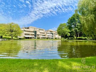 Exclusief gelijkvloers appartement in het prestigieuze parkdomein Residentie “De Dennen”, waar rust, luxe en natuur harmonieus samenkomen. Via...