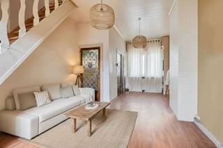 <p><strong>Te renoveren woning<br />Richtprijs: €219.000<br /></strong><strong>Beschikbaarheid: vanaf akte <br /><br /></strong>Op zoek naar uw droomstek in Mechelen? Deze charmante woning aan de Battelsesteenweg biedt u alle vrijheid om uw ideale thuis te creëren. De indeling is flexibel en biedt veel potentieel: een inkomhal, een voorplaats die perfect dienst kan doen als bureau of gezellige inkomruimte, gevolgd door de living, een achterliggende keuken, en een kleine badkamer. Achteraan ligt een klein terras met een buitenberging — na afbraak hiervan ontstaat er ruimte voor een knusse patio of terras.</p>
<p>Op de eerste verdieping vindt u een eerste slaapkamer plus een doorgangsslaapkamer met vaste trap naar het dakverdiep. Daarboven is extra opslagruimte voorzien.</p>
<p><strong>Maak er uw eigen project van</strong><br />De woning wordt te koop aangeboden met EPC-label E en vraagt hedendaags comfort — renovatie is dus aangenaam verwacht. Wie houdt van klussen, creativiteit en eigen stijl, vindt hier alle bouwstenen.</p>
<p><strong>Waarom deze ligging zo interessant is</strong><br />Gelegen in de levendige stad Mechelen, geniet u een uitmuntende ligging: winkels, scholen en openbaar vervoer zijn vlot bereikbaar. Dankzij de toegang tot winkels en voorzieningen brengt deze buurt alle voordelen van de stad samen.</p>
<p><strong>Uw ideale start</strong><br />Bent u op zoek naar een renovatieproject dat helemaal uw stijl kan worden? Dan is deze woning uw kans. Vraag vandaag nog een bezoek aan via <strong>emma@altro-vastgoed.be I 04 56 89 11 63 </strong>— wij leiden u graag rond en tonen u de troeven van deze opportuniteit.</p>
<p>Wacht niet te lang — deze unieke kans op een eigen stek in Mechelen mag u niet missen.<br /><strong>- Deze advertentie bevat renders om u een duidelijker beeld te geven van het potentieel. - </strong></p>