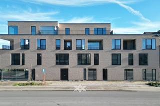 Dit appartement op de tweede verdieping heeft een bewoonbare oppervlakte van 100 m² en een terras van 9 m². Via de ruime inkomhal heeft u toegang tot een lichtrijke leef- en eetruimte en de open keuken met aansluitend een handige berging. Verder vindt u er twee slaapkamers waarvan de master bedroom een dressing heeft, een afzonderlijk toilet en een badkamer met een inloopdouche en lavabo. Ondergronds is er een private parkeerplaats met een handige berging voorzien. <br /><br />Wondelaer bestaat uit 11 hedendaagse appartementen verspreid over drie verdiepingen. Met keuze uit 1, 2 of 3 slaapkamers biedt het gebouw verschillende mogelijkheden voor uiteenlopende woonbehoeften. Bovendien beschikt elk appartement over een eigen terras waar u in alle rust kan genieten van de zon. Het gebouw heeft een grote ondergrondse verdieping met open parkeerplaatsen, ruime bergingen en een fietsenstalling, allen gemakkelijk bereikbaar via de lift.<br /><br />De appartementen zijn uitgerust met energiezuinige technologieën, vrij van fossiele brandstoffen. De individuele warmtepomp, de balansventilatie en de privatieve PV-panelen zorgen voor lage energiekosten en dragen bij aan een groenere toekomst. <br /><br />Gelegen nabij de kern van Wondelgem vindt u er alle voorzieningen op wandel- en fietsafstand gaande van diverse scholen en winkels tot parken en culturele activiteiten. <br /><br />Verlaagd BTW-tarief van 6% mogelijk op de volledige constructiewaarde.
