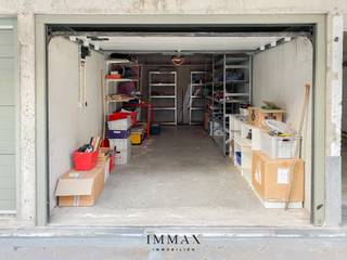 Zeer ruime garagebox met elektrische poort op het gelijkvloers gelegen in het centrumvan Knokke en nabij de Lippenslaan.Toegankelijk voor grote...