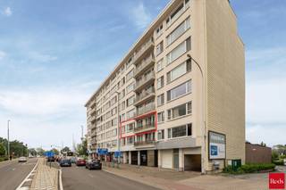 <p>Dit lichtrijke tweeslaapkamerappartement met autostaanplaats is ideaal voor wie op zoek is naar een comfortabel en betaalbaar appartement op een centrale ligging. Dankzij de directe nabijheid van openbaar vervoer, winkels, scholen en de E19 geniet u hier van een uitstekende bereikbaarheid en alle voorzieningen binnen handbereik.<br /><br />Gelegen op de tweede verdieping van een verzorgd gebouw met lift, omvat het appartement een inkomhal, een keuken uitgerust met een nieuw kookvuur en oven, en een aangename leefruimte met parketvloer, authentieke schouw en dubbele deur, wat zorgt voor extra charme en karakter. Verder zijn er twee volwaardige slaapkamers, een badkamer met bad-/douchecombinatie en wastafel, en een afzonderlijk toilet.<br /><br />Het appartement is instapklaar en heeft een gunstig EPC B (117 kWh/m²) en een conforme elektrische installatie.<br />Tot slot beschikt het appartement over een privatieve kelderberging. De autostaanplaats in de ondergrondse garage is mee aan te kopen voor €20.000.<br /><br />Interesse? Contacteer Nico voor een bezoek via 0478 012 012 of Nico@reds.be.</p>