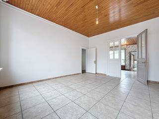 Deze charmante woning bevindt zich in het centrum van Staden, op wandelafstand van winkels, openbaar vervoer, school,...Indeling :* Inkomhal* Grote...