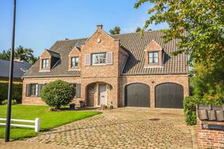 Villa bien située avec 4 chambres à coucher à Kortenberg.
Hall d'entrée avec toilette (carrelages) - Living avec feu ouvert 80m² (carrelages) - Cuisine équipée avec coin-repas 14m² (carrelages): frigo avec congélateur, lave-vaisselle, micro-onde, four, cuisinière à induction - 4 Chambres à coucher (nouveau stratifié nov 2017): 16m² / 16m² avec armoires incorporées / 29m² avec armoires incorporées / 17m² - Salle de bains avec baignoire et cabine de douche, toilette et 2 lavabos en meuble - Salle de douche avec cabine de douche et 1 lavabo en meuble - Bureau 12m² (carrelages) - Buanderie 10m² (carrelages) - Garage pour 2 voitures 27m² - 2 emplacements dehors - Grenier (laminat) - Cave à provision 25m² - Beau jardin avec cabanne (or: nordouest) - Terrasse 30m² (or: nordouest) - Terrasse couverte 12m² (or: nordouest).
Disponible immédiatement.
EPC: 20250630-0001292643-RES-6 (277 kWh/ m² jaar)
Information supplémentaire: chauffage central au gaz, double vitrage / boit, système d'alarme, vidéophone, animaux domestiques sur demande.