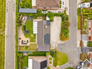 Deze open bebouwing op 575m² grond gelegen in een kindvriendelijke, rustige en groen wijk biedt het allemaal...<br /><br />ONTDEK DE WONING VIA DE VIDEO: https://youtube.com/embed/W2soIcwEqqk<br /><br />INDELING:<br /><br />GLV: Inkomhal (5,85m²) met toilet en washandbakje - leefruimte (22,66m²) - veranda met houtkachel (20,58m²) - half open keuken met inductiekookplaat, vaatwasser, frigo, heteluchtoven en microgolfoven (11,12m²) - badkamer 1 met inloopdouche, enkel wasmeubel en handdoekradiator (3,78m²) - slaapkamer (12,8m²) - garage met aansluitende wasberging (30,6m²) - terras (40m²) - tuin met achteruitweg (297,50m²) - carport (29m²) <br /><br />1STE VERDIEPING: Nachthal (6,32m²) - badkamer met ligbad, toilet, enkel wastafel en handdoekradiator (6,11m²) - 2 slaapkamers met mogelijkheid tot 3de slaapakmer (20m² - 20m²) <br /><br />EXTRA: 32 zonnepanelen - 10.000L regenwater - lucht/lucht warmtepomp - asbestveilig<br />