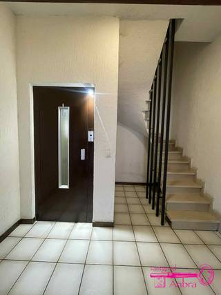 * RESIDENTIE MARTINE* Een zuidgericht appartement op de 2e verdieping met klein terras achteraan * Gelegen in hartje Meulebeke, schuin tegenover de...