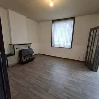 Beschrijving:<br /><br />Pal in het centrum van Sint-Truiden, nabij de Grote Markt en het stadspark, vinden we deze charmante recent gerenoveerde gezinswoning met veel potentieel. De recente renovatie, gunstige EPC (o.a. door de dakisolatie) en conforme elektrische installatie verzekeren u een zorgeloos gebruik gedurende de volgende jaren.<br />Door haar unieke ligging op een hoek, geniet u bovendien van een optimale lichtinval in alle leefruimtes, wat zorgt voor extra gezelligheid en comfort. Met haar bruikbare oppervlakte van 152m² en haar praktische indeling, o.a. met de 2 leefruimtes en 3 slaapkamers, met verdere uitbreidingsmogelijkheden op de via een vaste trap bereikbare zolder, hebt u hier bovendien aan ruimte zeker geen gebrek!<br />Deze woning is ideaal als starterswoning voor een jong koppel, een alleenstaande met een kind of als investering gezien het grote huurpotentieel in het centrum van Sint-Truiden.<br />De woning werd als volgt ingedeeld:<br />Gelijkvloers:<br />- Inkomhal.<br />- Een eerste lichtrijke leefruimte met gaskachel.<br />- Een tweede leefruimte.<br />- Een recent ingerichte leefkeuken met gasvuur, oven en koelkast.<br />- Een gezellig en gedeeltelijk overdekt koertje met toilet en aansluiting voor wasmachine.<br />Verdieping:<br />- 2 slaapkamers, waarvan 1 uitgerust met een dressing, die te gebruiken is als 3de slaapkamer/kinderkamer.<br />- Een vernieuwde badkamer met wastafel, bad/douchecombinatie en toilet.<br />Kelder: ideaal als extra bergruimte.<br />Zolder van 30 m² bereikbaar met vaste trap, geschikt om bijkomende kamers, een masterbedroom of een werkruimte te creëren.<br />Niet gelegen in watergevoelig openruimtegebied.<br />Elektriciteit: conform, dus geen extra kosten.<br />EPC: 341 kWh/m²jaar / label D, dus geen renovatieplicht.<br />Leefruimte: 128 m³ (uitbreidbaar met de zolder), perceelsoppervlakte: 90 m²<br />Verwarming: gaskachel, elektrisch.<br /><br />Ligging:<br />Dit pand, ideaal om uw gezin verder uit te bouwen of als duurzame investering, is gelegen in het centrum van Sint-Truiden op een boogscheut van de Grote Markt en het stadspark, in een wijk in volle ontwikkeling. Alle faciliteiten, zoals winkels, scholen, openbaar vervoer, horeca, enz. vindt u dan ook in de directe omgeving. Door de uitgebreide ontwikkeling van deze wijk, is de aankoop van dit pand een verzekerde investering voor de toekomst.<br /><br />Nieuwsgierig? Maak dan snel een afspraak.<br /><br />Prijs bespreekbaar
