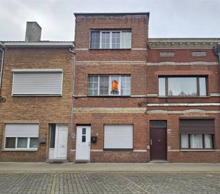 <p><span><strong><u>Woning ingedeeld in 3 appartementen</u></strong></span><br /><br /><span><span>De woning is zeer centraal gelegen vlakbij Bouckenborgpark en op wandelafstand van openbaar vervoer, winkels en scholen. Goede verbindingen met het centrum van Antwerpen.</span></span></p><p><span><strong>De indeling:</strong></span></p><p><span><strong>Appartement gelijkvloers:</strong></span><br /><span><span>Ruime inkomhal.</span></span><br /><span><span>De lichtrijke leefruimte met open keuken en via de schuiframen, de tuin.</span></span><br /><span><span>Badkamer met inloopdouche, enkele lavabomeubel, toilet en aansluiting wasmachine en droogkast.</span></span><br />V<span><span>ooraan 1 grote slaapkamer opgesplitst in 2 delen.</span></span></p><p><span><span>EPC: 209 kWh/m².jaar (label C) en asbestveilig.</span></span></p><p><span><strong>Appartement eerste verdieping:</strong></span><br /><span><span>Leefruimte en open keuken met aansluiting voor wasmachine en droogkast.</span></span><br /><span><span>Achteraan een terras.</span></span><br /><span><span>Een kleine en grote slaapkamer. Badkamer met inloopdouche, enkele lavabomeubel en toilet.</span></span></p><p><span><span>EPC: 138 kWh/m².jaar (label B) en asbestveilig.</span></span></p><p><br /><span><strong>De studio derde verdieping:</strong></span><br /><span><span>Leefruimte met open keuken.</span></span><br /><span><span>Inloopdouche en apart toilet. Vooraan 1 ruime slaapkamer.</span></span></p><p><span><span>EPC: 396 kWh/m².jaar (label D) en asbestveilig.</span></span></p><p><span><strong>Pluspunten:</strong></span></p><ul><li><span><span>Topligging</span></span></li><li><span><span>Tuin aanwezig</span></span></li><li><span><span>Geen renovatieverplichting en gunstige EPC - scores</span></span></li><li><span><span>Individuele meters nutsvoorzieningen en CV op gas</span></span></li><li><span><span>Geen gemeenschappelijke kosten</span></span></li></ul><br /><p><span><span>Opgenomen in het maatregelen register: Nee</span></span></p><p><br /><span><span> </span></span></p>