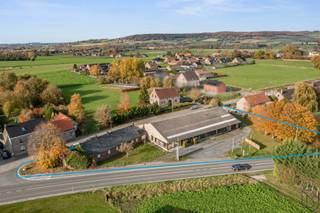 Commercieel gebouw (showroom), te renoveren woning, en grote parking, en dit op een commerciële locatie.Showroom van 750m2, met grote parking...