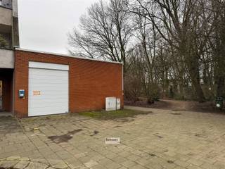 Magazijnruimte in 2 delen met een totale oppervlakte van 890 m² gelegen aan een plein met voldoende parkeergelegenheid. Voorzien van 2 nieuwe poorten...