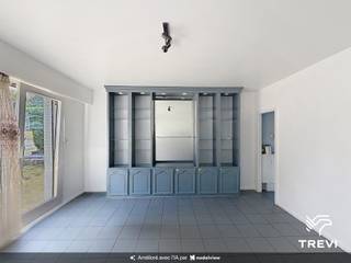 <p><strong>SINT-LAMBRECHTS-WOLUWE : Vlakbij de UCL, de EPHEC en het openbaar vervoer, en niet ver van het Woluwe Shopping Center, mooi gerenoveerd appartement met 1 slaapkamer van ±45 m², zeer goed ingedeeld en zeer licht, gelegen op de begane grond. Het appartement is als volgt ingedeeld: inkomhal, slaapkamer van ±10 m² met inbouwkasten, badkamer met toilet, wasmachine en opbergmeubels, woonkamer van ±20 m² met boekenkast, ingerichte keuken (oven, magnetron, kookplaten, afzuigkap, koelkast en vriezer), groot terras van ±22 m² op het zuidoosten, inclusief overdekte parkeerplaats. Dubbele beglazing, elektrische rolluiken en tegelvloeren in het hele appartement. Kosten: voorschot van 160 €/maand, inclusief gemeenschappelijke kosten, warm water, koud water en verwarming. </strong><strong>EPC-klasse D. Beschikbaar vanaf 24/09/2026.</strong></p>
<p><strong> </strong></p>
<p><u>Op de begane grond:</u></p>
<p>- Entreehal<br />- Slaapkamer van ±10 m² met inbouwkasten<br />- Badkamer met toilet en wasmachine<br />- Woonkamer van ±20 m²<br />- Ingerichte keuken (oven, kookplaten, afzuigkap, koelkast en vriezer)<br />- Groot terras van ±22 m² op het zuidoosten</p>
<p><strong> </strong></p>