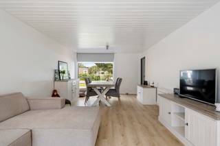 <p><span>In Diksmuide vind je deze volledig gerenoveerde gezinswoning, waar ruimte, comfort en energiezuinig wonen mooi samenkomen. </span></p>
<br />
<p><span>Indeling: </span></p>
<p><span>Op het gelijkvloers kom je via de inkomhal terecht in de lichtrijke leefruimte, een volledig geïnstalleerde keuken met een praktische berging. Daarnaast vinden we nog een inpandige garage, wat zorgt voor extra bergruimte of parkeergemak. </span></p>
<br />
<p><span>Op de eerste verdieping vinden we vier ruime slaapkamers en een badkamer met douche en ligbad. </span></p>
<p><span> </span></p>
<p><span>Buiten geniet je van de zuidgerichte tuin, perfect voor zonnige dagen en lange avonden buiten. </span></p>
<br />
<p><span>Dankzij de aanwezigheid van zonnepanelen en een warmtepomp voldoet de woning aan de hedendaagse normen voor energiezuinig wonen. Zo woon je niet alleen comfortabel, maar ook toekomstgericht! </span></p>
De vermelde prijs betreft een richtprijs, ieder bod boven of onder deze prijs wordt voorgesteld aan de eigenaar.<br />
<p><span>Meer informatie of graag een bezoek? </span></p>
<p><span>Contacteer Bruno via 0496 23 41 26 of </span><span>bruno.vanthuyne@acasa.immo</span><span> </span></p>