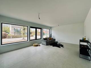 Deze totaal gerenoveerde woning is omgeven door groen. De vrijstaande woning beschikt over een diepe tuin, fijn terras en een praktische oprit.De indeling van dit pand is als volgt: U betreedt de woning langs de linker zijgevel via de ruime inkomhal met gastentoilet. Verder komt u enerzijds terecht in de leefruimte en anderzijds de keuken. De leefruimte biedt een open gevoel en voldoende plaats voor een extra eettafel. De keuken is achteraan de woning gelegen en is voorzien van enorm veel lichtinval, een kookeiland met zitplaatsen en een ruime eettafel, daarnaast is er ook nog een aanpalende bergruimte.Op de nachthal van de eerste verdieping is er toegang tot drie ruime slaapkamers, een ingerichte badkamer met douche en een apart toilet.op de tweede verdieping is er nog een vierde slaapkamer gelegen. Deze verdieping beschikt ook over een badkamer, maar dit keer met ligbad. Verder is er nog een praktische bergruimte.Nog enkele troeven van dit pand: Vloerverwarming, volledig geschilderd, helemaal instapklaar, gebruik gemaakt van hoogwaardige materialen en dat allemaal in het centrum van Tielrode en invalswegen.Interesse? Mail vrijblijvend naar verkoop@bebuild.be en ga met ons ter plaatse.p-score Ag-score A
