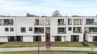 <p><strong>Residentie De Admiraliteit:</strong> Wonen in midden <strong><em>in het centrum, groen en rustig gelegen</em></strong> in een binnengebied aan een <strong><em>verkeersvrij</em></strong> park.</p>

<p>In het kerngebied van Lommel, tussen de Hees, Hezerpad, Nachtegaalstraat en Vreyshorring realiseert Aristas een prachtig woonproject &amp;quot;Residentie De Admiraliteit&amp;quot;.</p>

<p>Dit eigentijds woningbouwproject bestaat uit <strong><em>24 appartementen</em></strong>, steeds met ruime terrassen of tuinen en voorzien van ondergrondse parkeerplaatsen en bergingen.</p>

<ul><li>Prachtige locatie: rustig, in het groen én in het centrum</li><li>Eigentijdse architectuur</li><li>Zonnepanelen &amp;amp; warmtepomp</li><li>BEN-woningen &amp;amp; appartementen</li><li>E-peil kleiner of gelijk aan 30</li></ul>

<p>De residentie is voorzien van:</p>

<p>·       Gemeenschappelijke ontspanningsruimte van 60m²</p>

<p>·       Ondergrondse parkings</p>

<p>·       Ondergrondse fietsenstalling</p>

<p>Aankoop onder BTW-stelsel &amp;amp; Wet Breyne: 12% op de grondwaarde &amp;amp; 21% op het constructie-aandeel.</p>

<ul><li>3 slaapkamer appartement vanaf €348.000,-</li><li>4 slaapkamer appartement vanaf €444.000,-</li></ul>

<p>Graag meer informatie over dit prachtig project?</p>

<p>Maak een afspraak via 011 550 440 of info@eratournier.be</p>