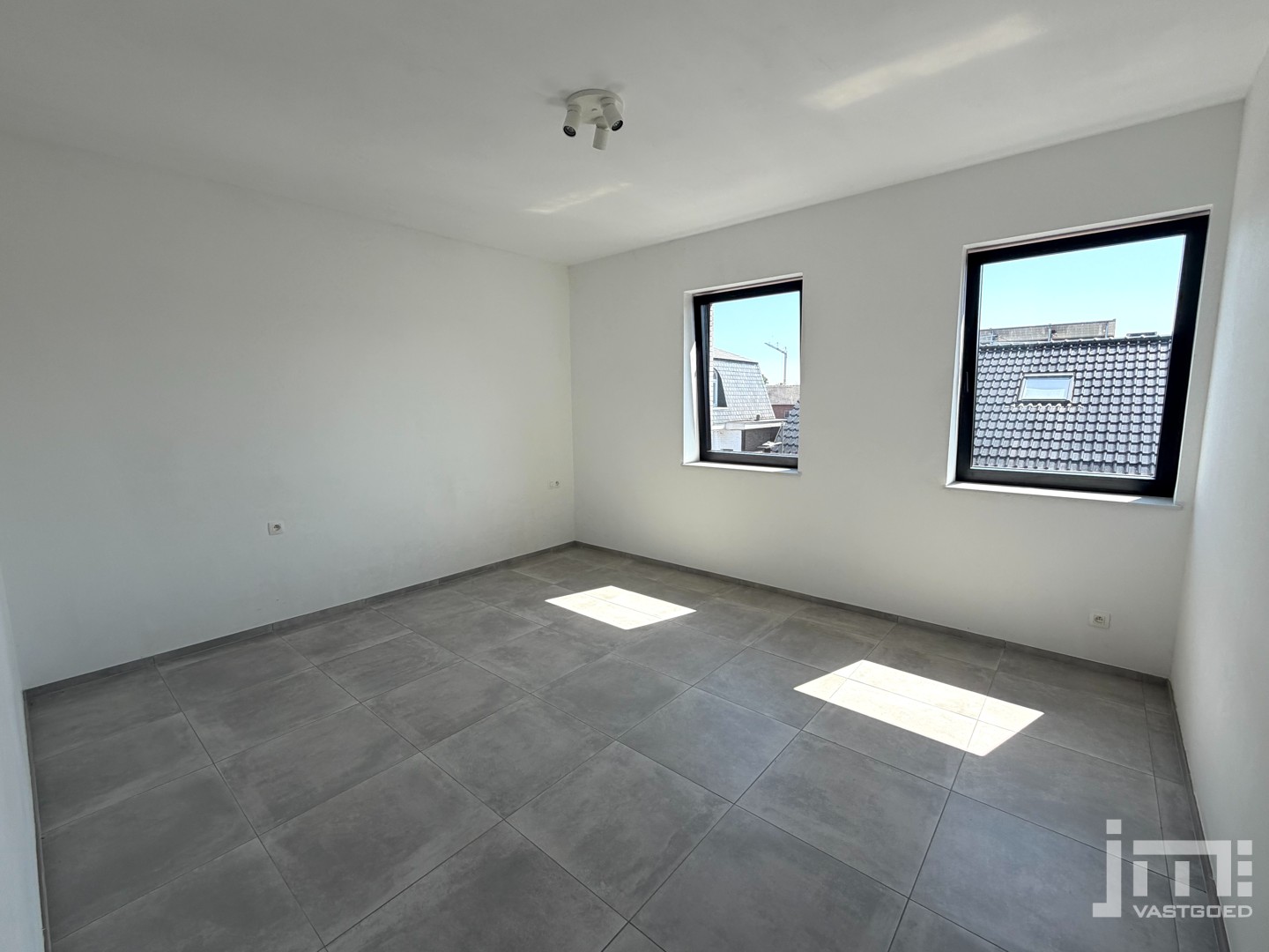 Recent appartement met 2 slaapkamers, carport en buitenberging - foto 5