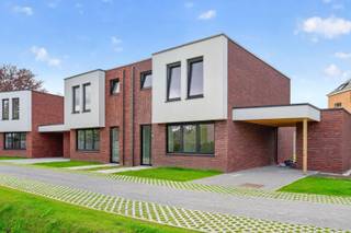 Deze nieuwbouwwoning met 3 slaapkamers en zuid-tuin ligt op een echte toplocatie. Zeer rustig maar toch op minder dan 100 meter van het dorpscentrum. Uitgerust met energiezuinige en duurzame technieken zoals een warmtepomp, vloerverwarming, ventilatiesysteem, regenwaterrecuperatie, zonnepanelen, .... Indeling: GLV – inkom; gastentoilet; woonkamer; open keuken; directe toegang tot terras en tuin; technische berging (aansluiting WM/DK en technieken). Bovenverdieping – 3 ruime slaapkamers en ruime badkamer. Terras en tuinzones worden aangelegd. De tuin wordt omheind en er is een ruime berging. <br />U hebt hier de mogelijkheid om de woning in te richten naar eigen stijl en smaak. Vloeren, trap, deuren, keuken, badkamer en sanitair kunt u nog helemaal afwerken naar keuze volgens het lastenboek. Aankoop onder stelsel van registratierechten (grond) en BTW (woning). Een ondergrondse parking is verplicht aan te (huur-)kopen. <br />Wilt u ook duurzaam en energiezuinig wonen in alle comfort? Bel voor info of een bezoek 0479 01 00 00 of mail naar info@avantivastgoed.be